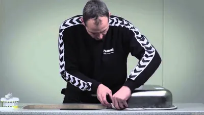 Установка мойки в рабочую панель с помощью замазки unigum(Unipak) 2