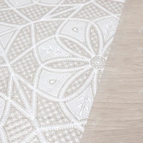 033 white Kleenka PVH v rulone LACE(Muza) 1,32*22 m_1