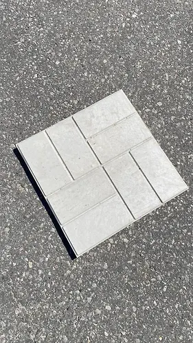 Plitka trotuarnaya polimerpeschanaya 330*330*25 seraya 2,3 kg 450 sht_1