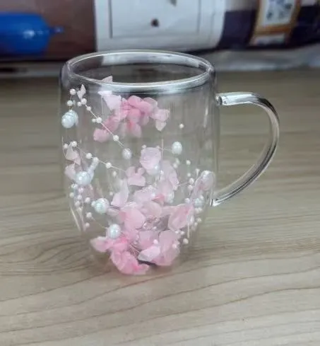 Kruzhka s dvojnymi stenkami s tsvetami i businami rozovaya 350 ml_1