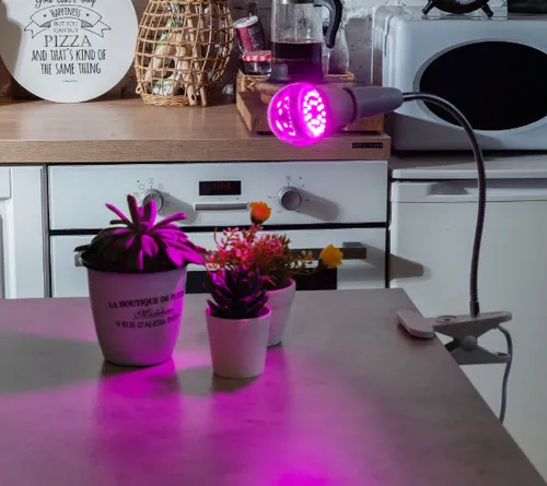 Lampa svetodiodnaya dlya rastenij forma 